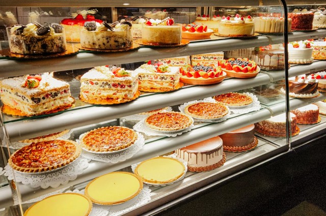 Deli and bakery showcases with Sapphire glass