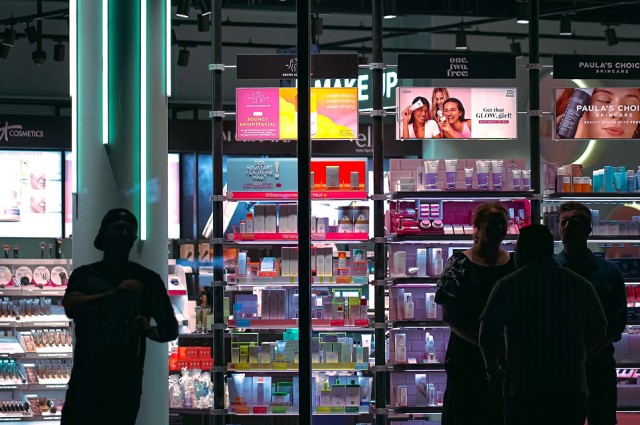Automated retail and vending with Sapphire glass